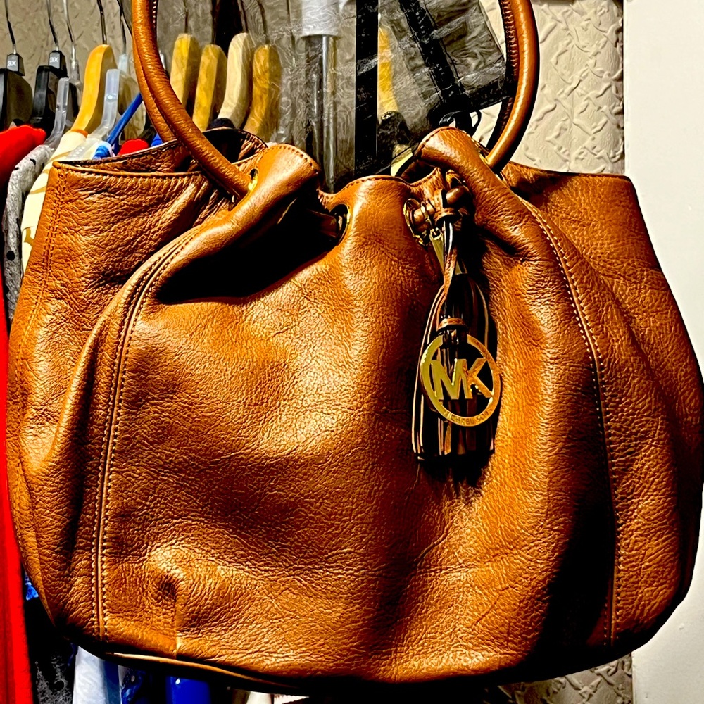 Authentic Michael Kors handbag. In excellent shape
